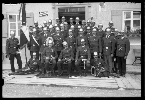 [Aufnahme der Ortsfeuerwehr Dalaas vor dem Gasthof zur Post]
