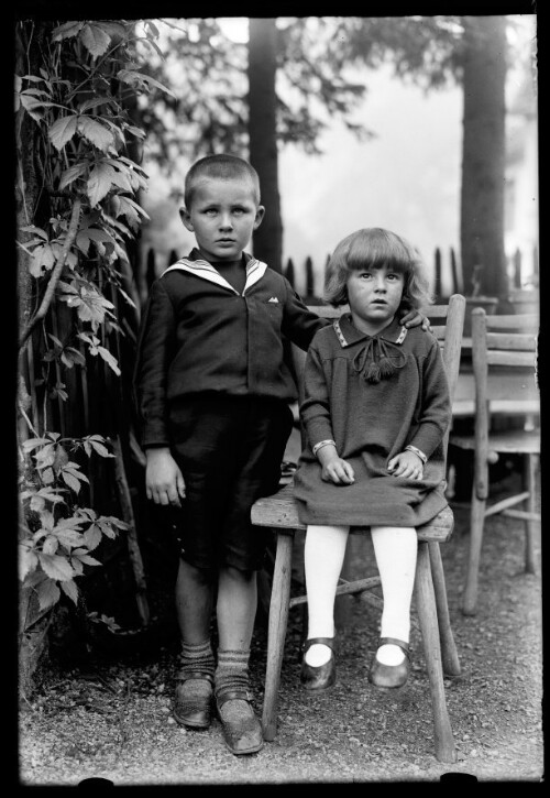 [Aufnahme von zwei Kindern im Garten des Bahnhof Dalaas]