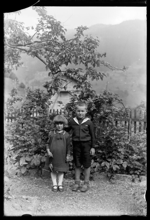 [Aufnahme von zwei Kindern im Garten des Bahnhof Dalaas [2]]