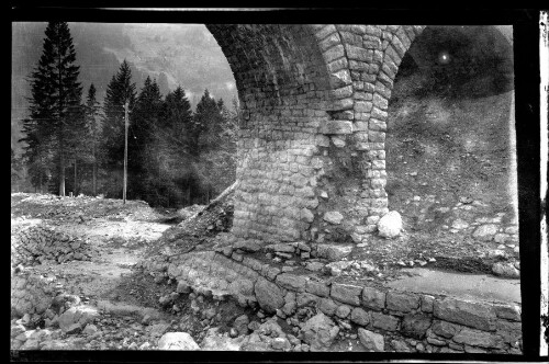 [Bestandsaufnahme der Schäden an der Radonatobelbrücke zwischen Wald am Arlberg und Dalaas im km 118,3 infolge eines Murganges]