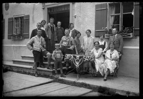 [Gruppenaufnahme vor dem Gasthof Post in Dalaas]