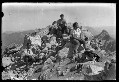 [Gruppenaufnahme mit Wilhelm Purtscher auf einem Berggipfel]