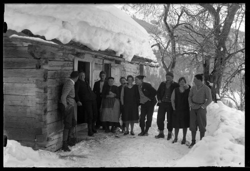 [Gruppenaufnahme mit Wilhelm Purtscher vor einer Hütte]