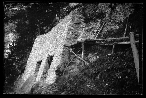 [Herstellung einer Schneerückhaltemauer oberhalb der Ortschaft Langen am Arlberg]