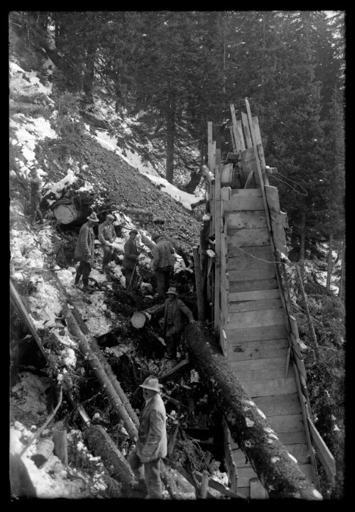 [Herstellung einer Schneerückhaltemauer oberhalb der Ortschaft Langen am Arlberg [6]]