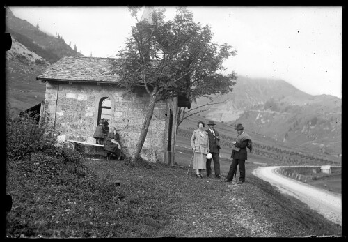 [Mehrere Personen vor einer Kapelle in der Ortschaft Stuben am Arlberg im Bereich der Arlbergpaßstraße]