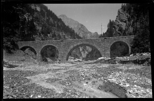 [Bestandsaufnahme der Schäden an der Radonatobelbrücke zwischen Wald am Arlberg und Dalaas im km 118,3 infolge eines Murganges [5]]