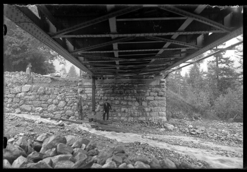 [Provisorische Absicherung der Stelzistobelbrücke zwischen Wald am Arlberg und Dalaas im km 117,0 nach einem Murgang [2]]