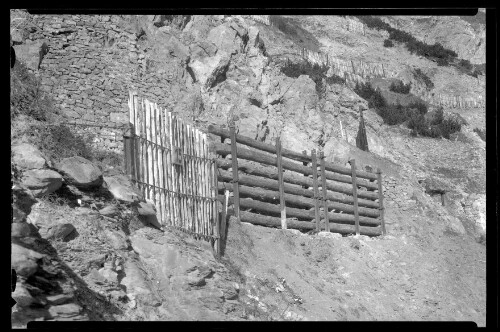 [Aufnahme von den Lawinenverbauungen (unter anderem Arlberg-Schneerechen) oberhalb der Ortschaft Langen am Arlberg [2]]