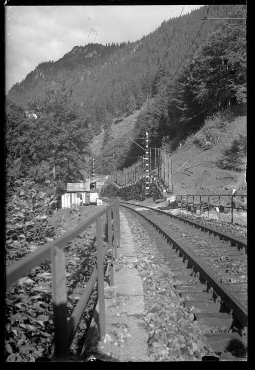 [Herstellung von Arlberg-Schneegittern oberhalb der Strecke zwischen Langen am Arlberg und Klösterle im km 112,5]