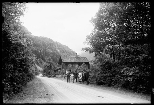 [Gruppenfoto mit Wilhelm Purtscher vor dem Wirtshaus Engel in Dalaas]