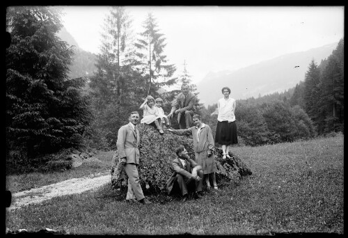 [Gruppenfoto mit Wilhelm Purtscher vor einem Gesteinsbrocken]