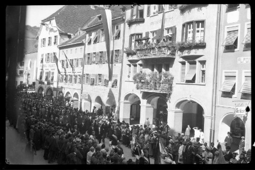 [Aufnahme eines Umzuges in der Neustadt Straße in Feldkirch]