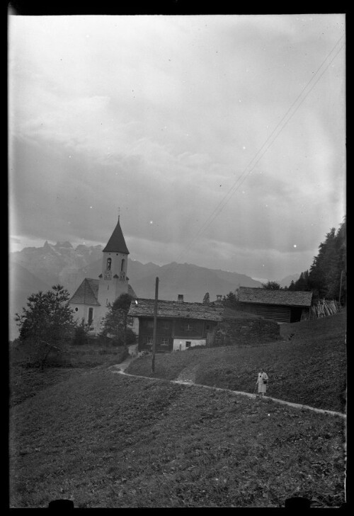 [Wilhelm Purtscher sowie eine Begleiterin auf der Wanderung nach Innerberg (Ortsteil von Bartholomäberg) [2]]