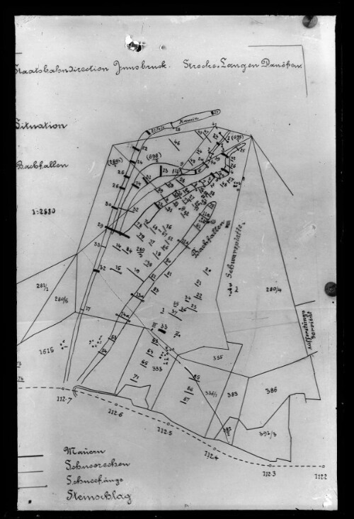 [Plan von den Verbauungsmaßnahmen oberhalb der Trasse zwischen dem Großtobeltunnel-Westportal und dem Kleinen Lawinendach im Streckenabschnitt Langen am Arlberg - Klösterle (km 112,2 - 112,7)]