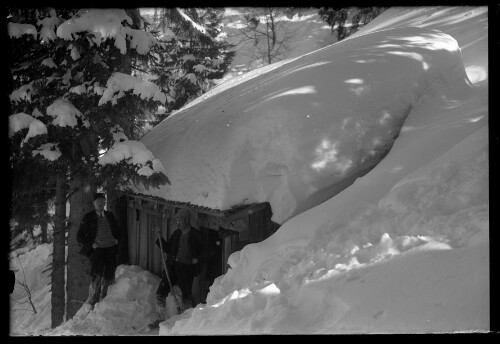 [Wilhelm Purtscher sowie eine weitere Person vor einer schneebedeckten Hütte]