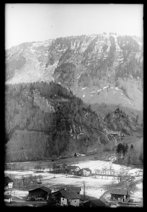 [Aufnahme von der Ortsparzelle Gatschief in Innerbraz sowie von der Arlbergstrecke im Bereich des Lawinenschutzdaches Bocktöbele im km 125,7]
