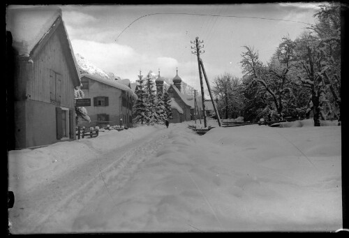[Winteraufnahme von der Ortsparzelle Platz mit der Kleinen Kreuzkirche in Dalaas]