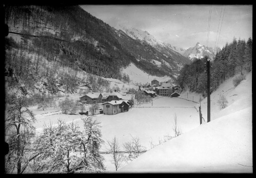 [Winteraufnahme von der Ortsparzelle Platz in Dalaas (Ortskern)]