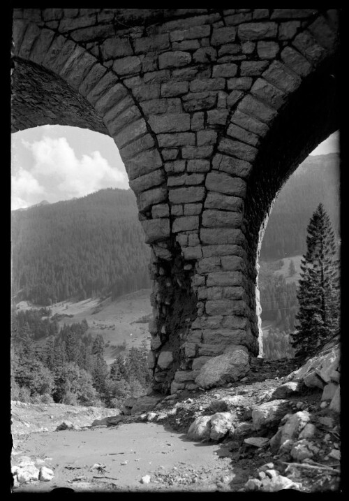 [Bestandsaufnahme der Schäden an der Radonatobelbrücke zwischen Wald am Arlberg und Dalaas im km 118,3 infolge eines Murganges [7]]