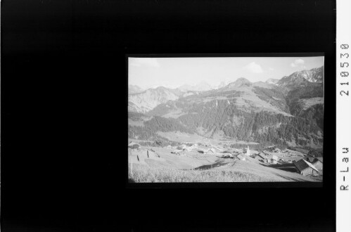 Fontanella 1150 m gegen Rote Wand 2706 m Vorarlberg : [Fontanella im Grossen Walsertal mit Blick in die Lechtaler Alpen mit Roter Wand]