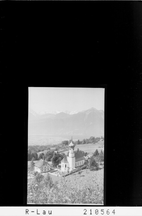 [Pfarrkirche von Thüringerberg mit Blick zur Scesaplana und Panüler]