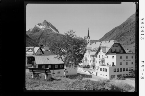 [Galtür mit Hotel Fluchthorn gegen Ballunspitze]