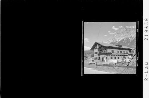 [Hotel Tirolerhof in Ehrwald in Tirol gegen Wetterstein]