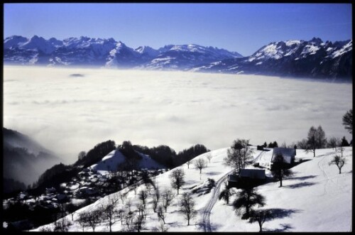 [Fraxern, Talnebel im Blick vom Sportplatz]