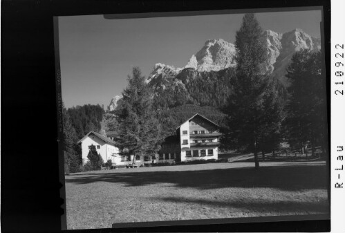 [Ehrwald in Tirol / Talstation der Tiroler Zugspitzbahn mit Zugspitze]