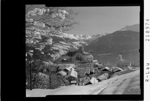 [Ladis im Oberinntal mit Burg Laudegg gegen Kaunergrat Dristkogel und Gsallkopf / Tirol]