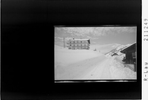 [Hotel Walserhof in Raggal gegen Hüttenkopf und Kuhspitze]