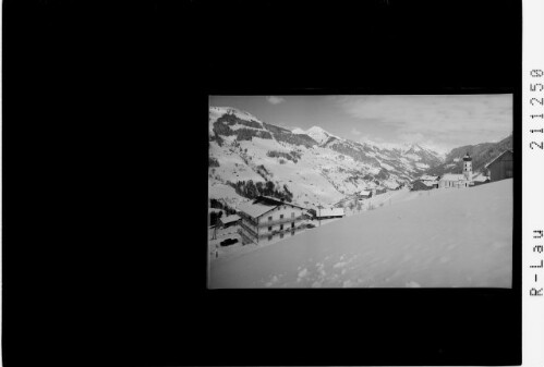 [Hotel Walserhof und Pfarrkirche in Raggal mit Blick zum Türtschhorn und Blasenka]