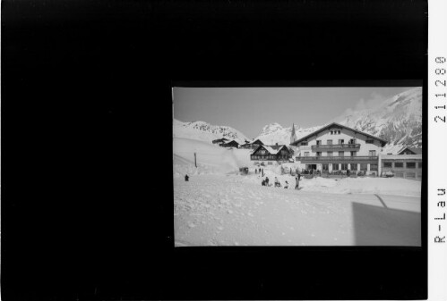 [Hotel Tirolerhof in Warth gegen Widderstein]
