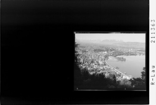 Bregenz am Bodensee gegen Schweizer Berge