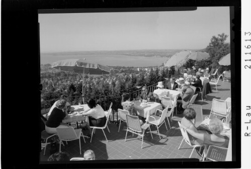 [Terrasse des Burgrestaurants am Gebhardsberg bei Bregenz mit Blick zum Bodensee]