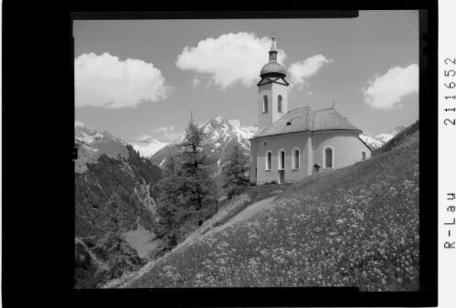 [Pfarrkirche in Kaisers gegen Ellbognerspitze]