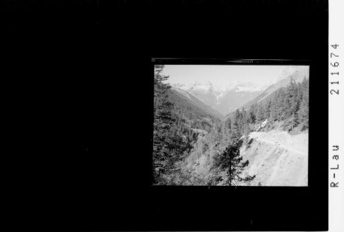 Strasse nach Boden im Lechtal mit Hornbachkette : [Blick vom Bschlabertal zur Hornbachkette]