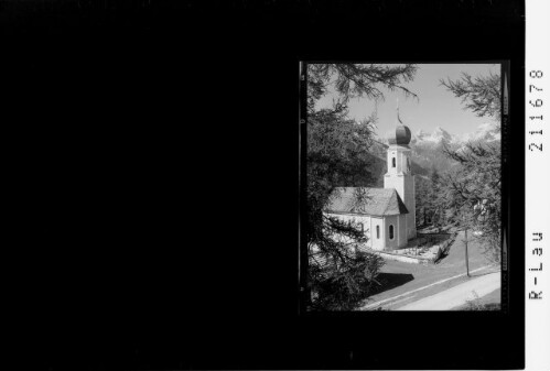 [Kirche in Bschlabs gegen Bretterspitze und Urbeleskarspitze]