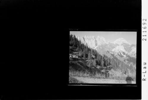 [Tannheimer Hütte bei Nesselwängle mit Kleinen Gimpel Nesselwängler Scharte und Kellenspitze / Tirol]