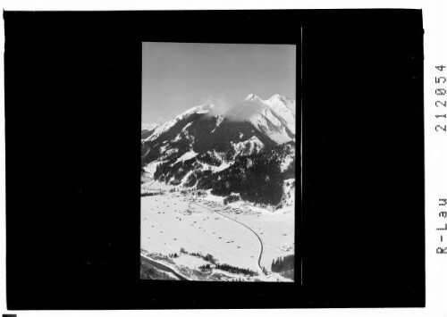 [Elbigenalp im Lechtal gegen Rothornspitze und Strahlkopf]