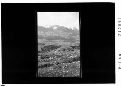 Düns im Walgau mit Blick auf Rhätikon Vorarlberg : [Düns gegen Rhätikon mit Galinakopf und Drei-Schwestern]