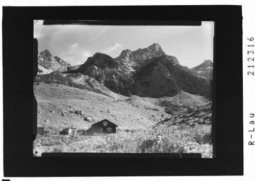 Sarotlahütte 1660 m des Ö.A.V. Brandnertal Vorarlberg gegen Zimba 2643 m : [Sarotla-Hütte mit Blick zur Zimba]