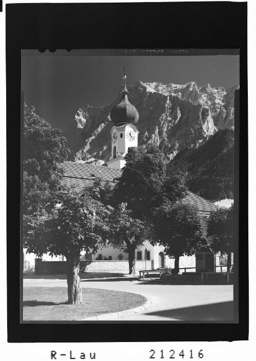 Zugspitzdorf Ehrwald 996 m in Tirol mit Wetterstein Massiv : [Pfarrkirche in Ehrwald mit Blick zum Wetterstein]