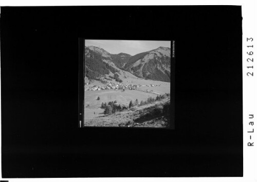 [Nesselwängle im Tannheimertal gegen Schneidspitze und Titzl]