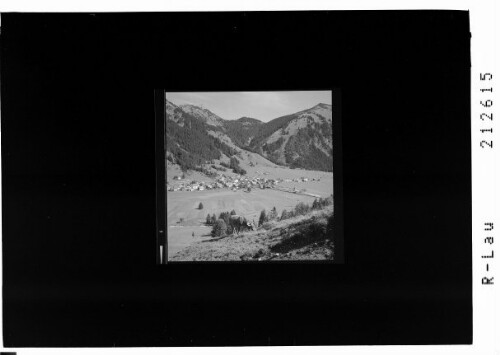 [Nesselwängle im Tannheimertal mit Schneidspitze und Hahnenkamm]