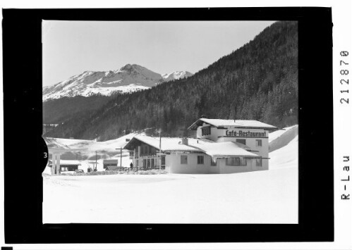 [Restaurant am Reschenpass gegen Elferspitze und Zwölferkopf]