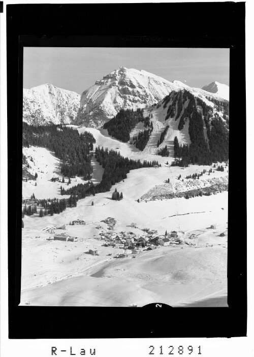 [Berwang in Tirol gegen Heiterwanger Hochalm und Kohlberg]