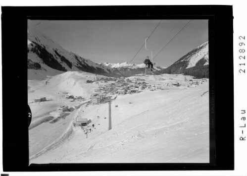 Berwang 1336 m Tirol : [Hochalmlift bei Berwang in Tirol gegen Liegfeistgruppe]