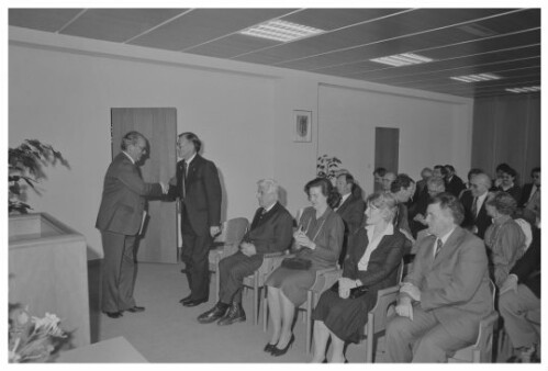 Landeshauptmann überreicht Berufstitel an Dr. med. Peter Netolitzky, HS-Direktor Edwin Sander, Mathilde Behmann, Johanna Fritsche und Siegfried Heim